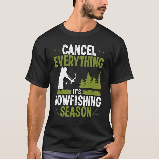 Camiseta Bowfishing Season Airboat Fisherman Bow Hunter Bow (Frente)