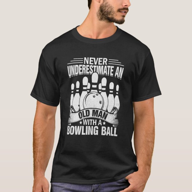 Camiseta Bowling Never Underestimate an Old Man with a Bowl (Frente)