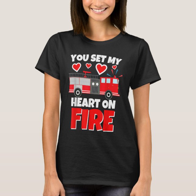 Camiseta Boys Valentines Day Firetruck You Set My Heart On  (Frente)