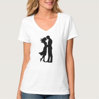 Camiseta branca com impressão de um casal amoroso