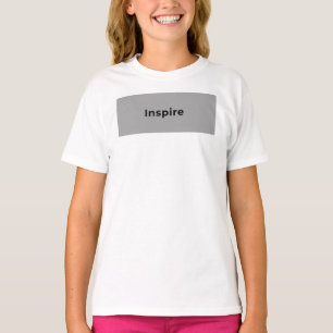 Camiseta branca com um design bonito