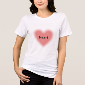 Camiseta branca de meia manga com desenho de coraç