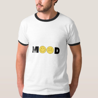 Camiseta branca e preta.