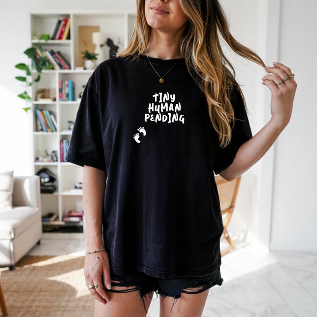 Camiseta branca humorística de gravidez com impres (Charming T-shirt with phrase "Tiny human pending" and funny fingerprint.)