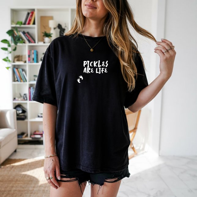Camiseta branca humorística de gravidez com impres (This charming pregnancy tee with  delightful white fingerprint  & phrase "pickle are life")