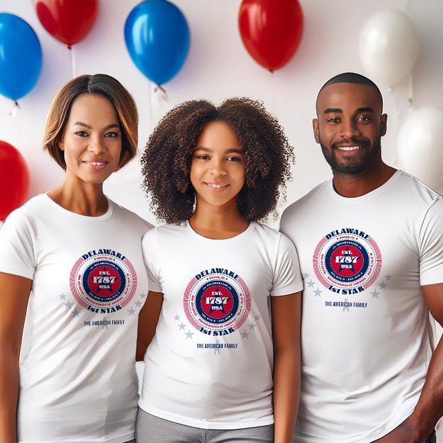 Camiseta Branco de Souvenir Único no Círculo Estadual de De (A family wears the Delaware Circle T-shirt designed by The American Family.)