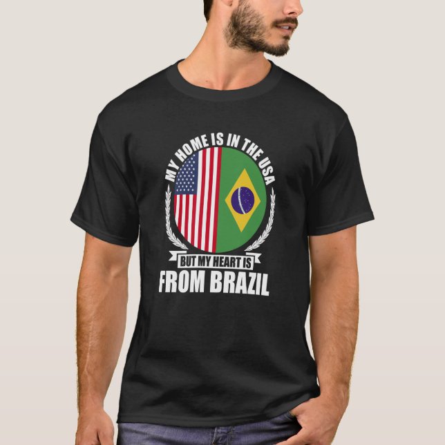 Camiseta Brasileiro Minha Casa Está Nos Estados Unidos Mas  (Frente)