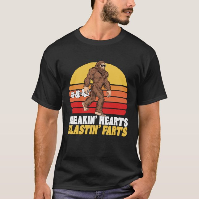 Camiseta Breakin Hearts & Blastin Farts Sasquatch Sunset (Frente)