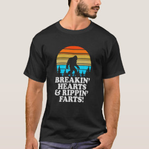 Camiseta Breakin Hearts Rippin Farts Bigfoot Squatchy Sasch