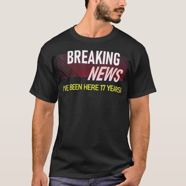 Camiseta Breaking News 17 Year Work Anniversary Employee (Frente)