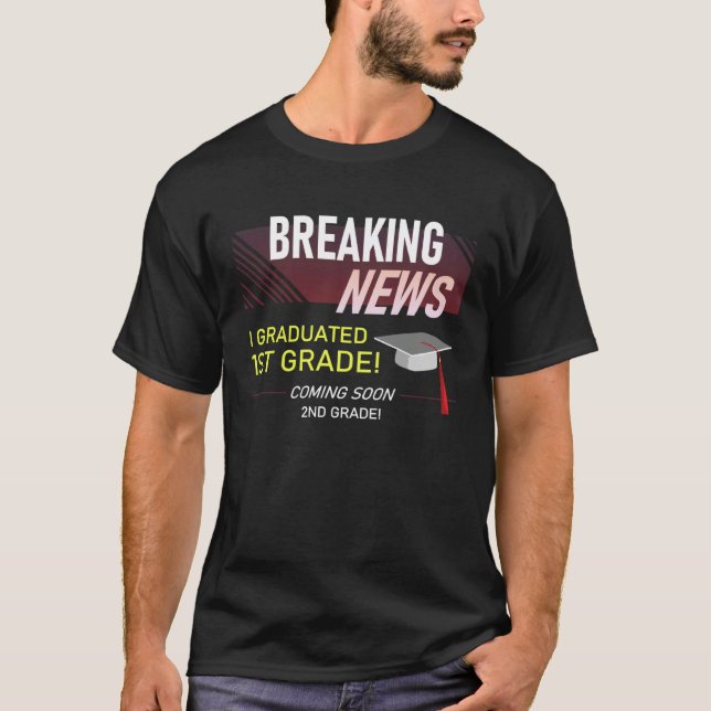 Camiseta Breaking News I Graduated 1st Grade  Graduation Me (Frente)