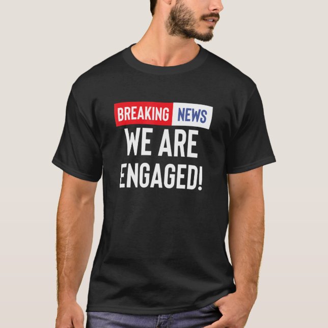 Camiseta Breaking News We Are Engaged Engagement Announceme (Frente)