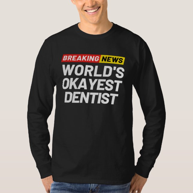 Camiseta Breaking News World s Okayest Dentist Meaning Dent (Frente)