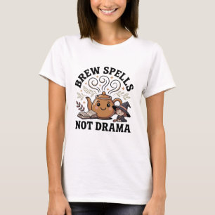 Camiseta Brew Spells Não Drama Cozy Cream Bruxaria Teapot