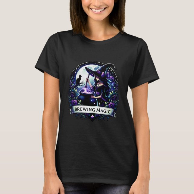 Camiseta "Brewing Magic" Halloween Witch Shirt (Frente)