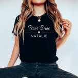 Camiseta Brida Personalizada do festa de solteira Team Brid<br><div class="desc">Elevem seu estilo de festa de solteira com nossa Camisa Personalizada Bridal da Noiva da Equipe em uma cor escura e chique, adornada com impressões brancos impressionantes. Projetadas para a noiva e seu esquadrão, estas camisas de cor escura adicionam um toque de sofisticação à sua celebração enquanto mantêm um senso...</div>