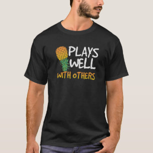Camiseta Brinca Bem Com Outros Casal Balançador de Abacaxi