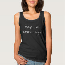 Brinca com cães de abrigo escuros