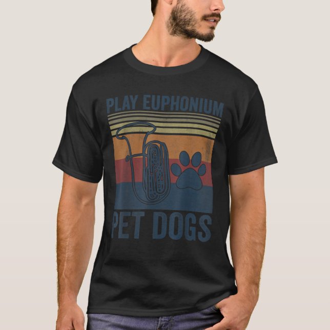 Camiseta Brincadeiras de Cachorro Engraçado e Cachorros de  (Frente)
