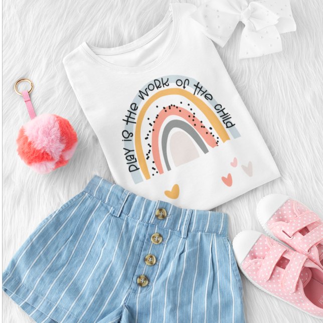 Camiseta Brincar É O Trabalho Da Criança Arco-Íris (Criador carregado)