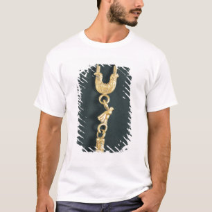 Camiseta Brinco Dourado com o pendente gota-dado forma no
