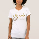 Camiseta Brito - Dourada Brilhante Personalizada<br><div class="desc">Celebre seu noivado com esta camisa de tipografia de noiva chic. Adicione seu nome ou exclua-o. Aqui está uma ideia: vista-o como um anúncio de casamento em sua festa de noivado (ou noivado surpresa). Disponível em branco, preto, rosa e brilhante, ouro falso, prata e rosa. Aqui está outra ideia para...</div>
