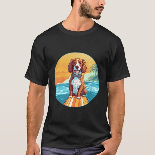 Camiseta Brittany Spaniel surfando em Funny Dog Beach (Frente)
