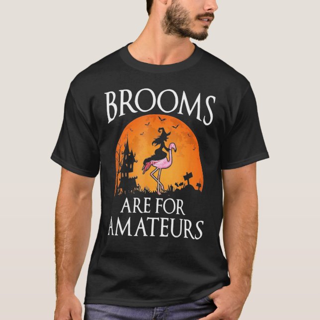 Camiseta Brooms Are For Amateurs Witch Riding Flamingo Cost (Frente)