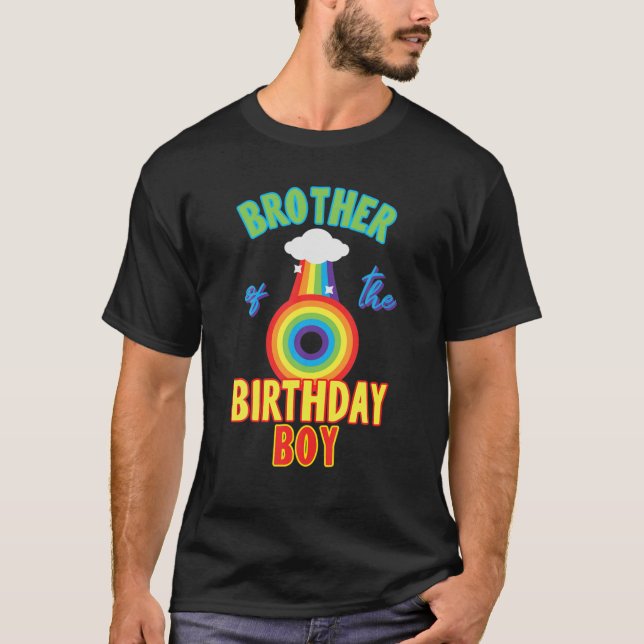Camiseta Brother Of The Birthday Boy Rainbow Theme Matching (Frente)