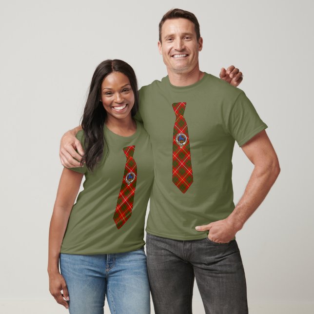 Camiseta Bruce Tartan Necktie T-Shirt w/Badge (Unissex)