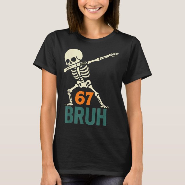 Camiseta Bruh Meme de Halloween Números Seis Sete Esqueleto (Frente)