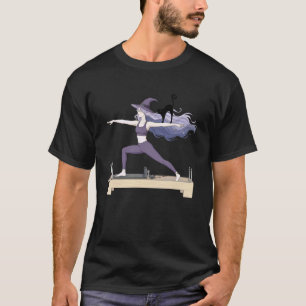 Camiseta Bruxa com Gato Fazendo Pilates Reformador Máquina