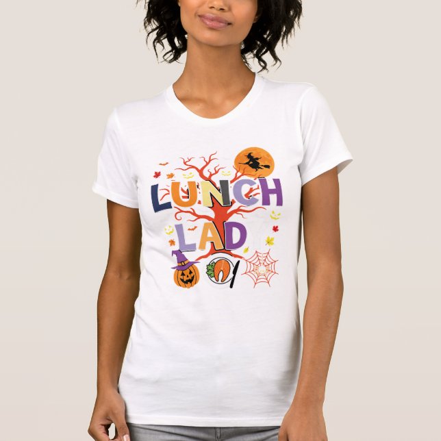 Camiseta Bruxa da Cozinha da Senhora do Almoço de Halloween (Frente)