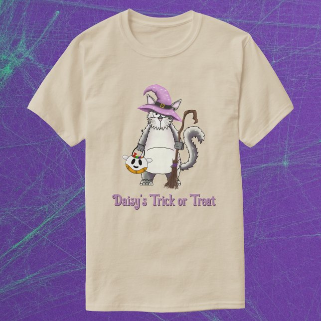 Camiseta Bruxa de Gato Branco Presente Caprichoso de Hallow (White Cat Witch Broom illustration. Cute spooky season  t-shirt. Personalised halloween gift)