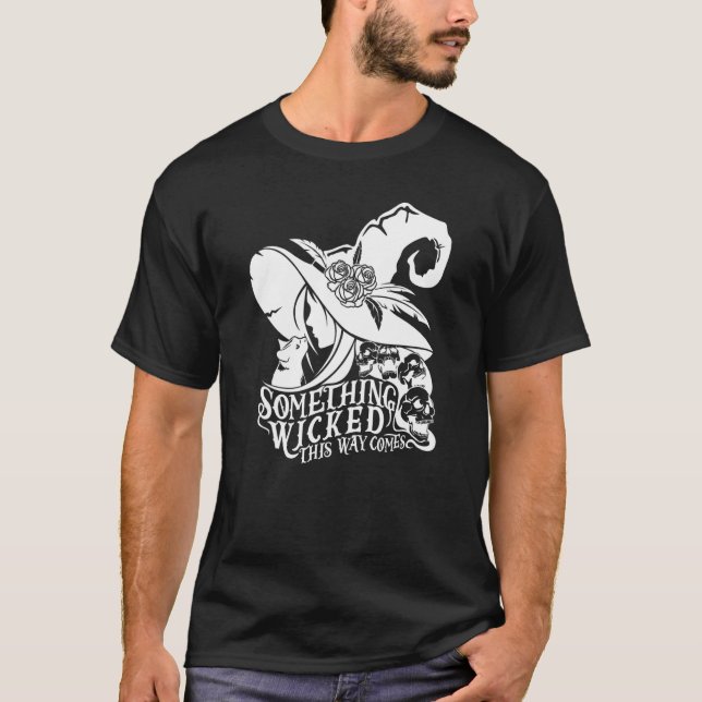 Camiseta Bruxa de Halloween Algo Mal Assim Vem Wi (Frente)
