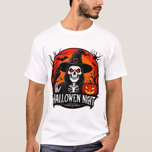 Camiseta Bruxa de Halloween com Rosto de Caveira sob a Lua  (Frente)