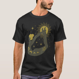 Camiseta Bruxa de Ioga Mística Cósmica Esotérica Halloween
