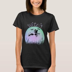 Camiseta bruxa do Halloween sobre vassoura