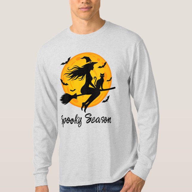 Camiseta Bruxa e Gato Preto Voando Através da Lua Cheia (Frente)