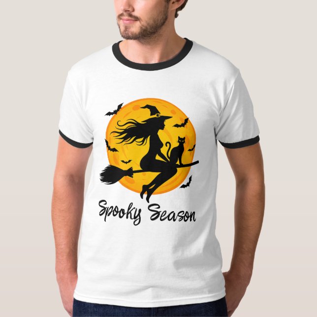 Camiseta Bruxa e Gato Preto Voando Através da Lua Cheia (Frente)