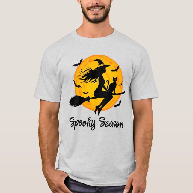 Camiseta Bruxa e Gato Preto Voando Através da Lua Cheia (Frente)