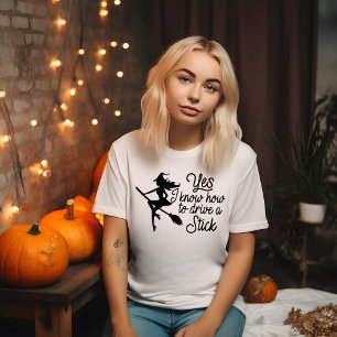 Camiseta Bruxa em um Cabo de Vassoura Halloween
