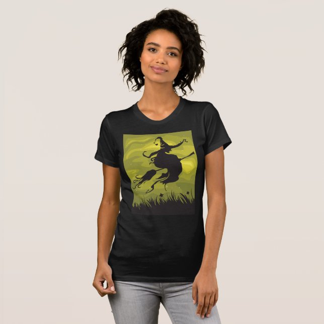Camiseta Bruxa em um t-shirt das mulheres do Broomstick (Frente Completa)
