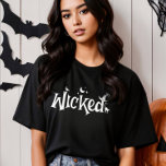 Camiseta Bruxa Engraçada de Halloween<br><div class="desc">Solte o seu lado 'Wicked' neste Halloween e faça uma declaração de feitiço. É o que deve ter para a estação assustadora,  perfeito para truques e doces. Pegue esta design inspirada em bruxaria e faça deste Halloween um malvado divertido!</div>