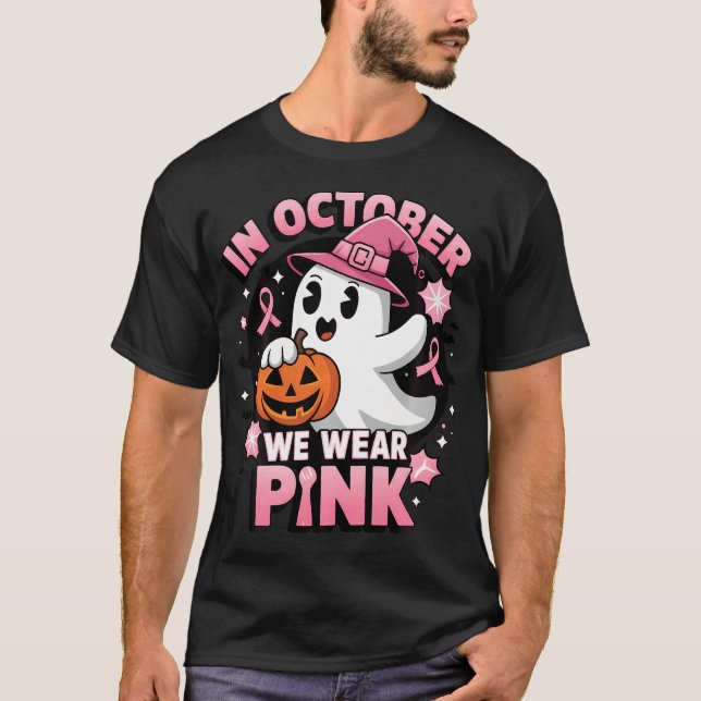 Camiseta Bruxa Fantasma Em Outubro Vestimos Cancer Rosa (Frente)
