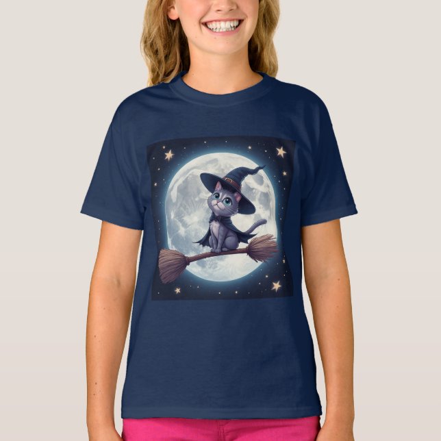 Camiseta Bruxa Gatinha Fofa em Vassoura Sob o Céu da Lua Ch (Frente)