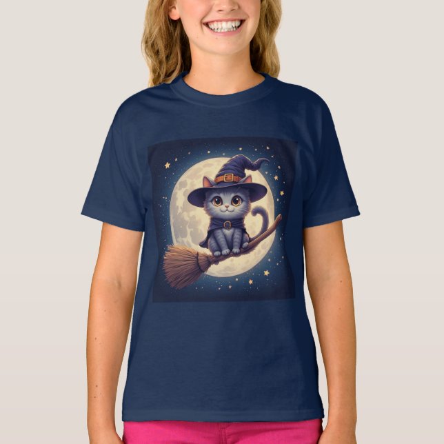 Camiseta Bruxa Gatinha Fofa Voando na Noite de Lua Cheia 🎃 (Frente)