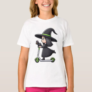 Camiseta Bruxa Menina com Gato andando de Scooter