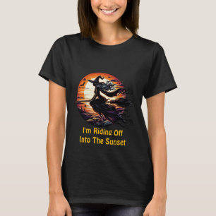 Camiseta Bruxa montando vassoura no pôr do sol ilustração a