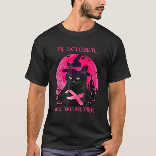 Camiseta Bruxa Negra Do Halloween Em Outubro Vestimos Rosa (Frente)